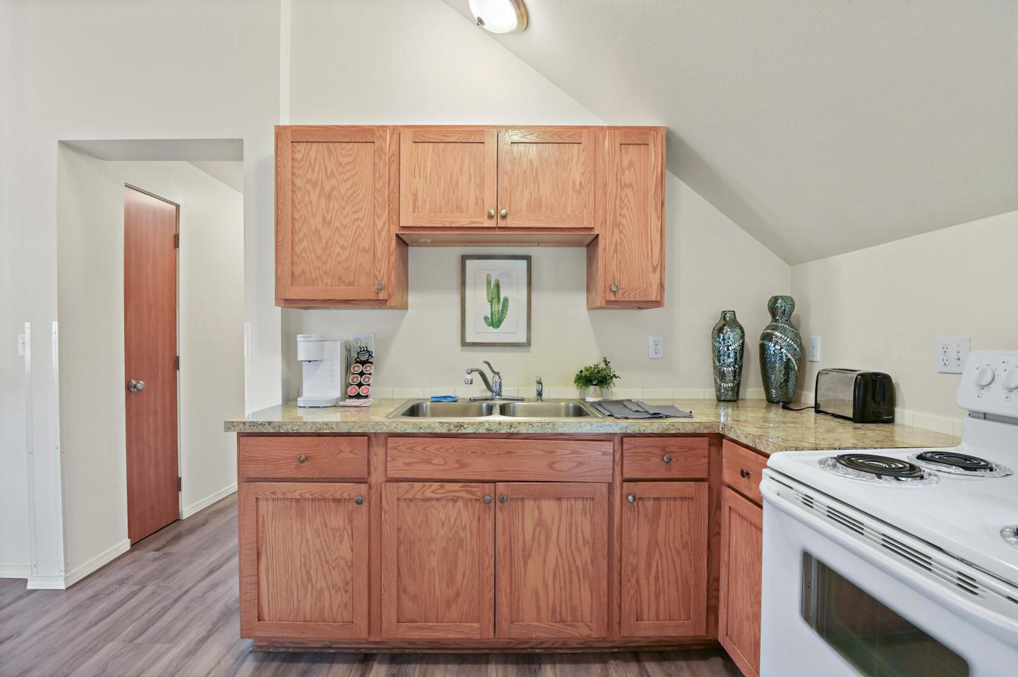 Maple Leaf Manor Suites Spokane Bagian luar foto