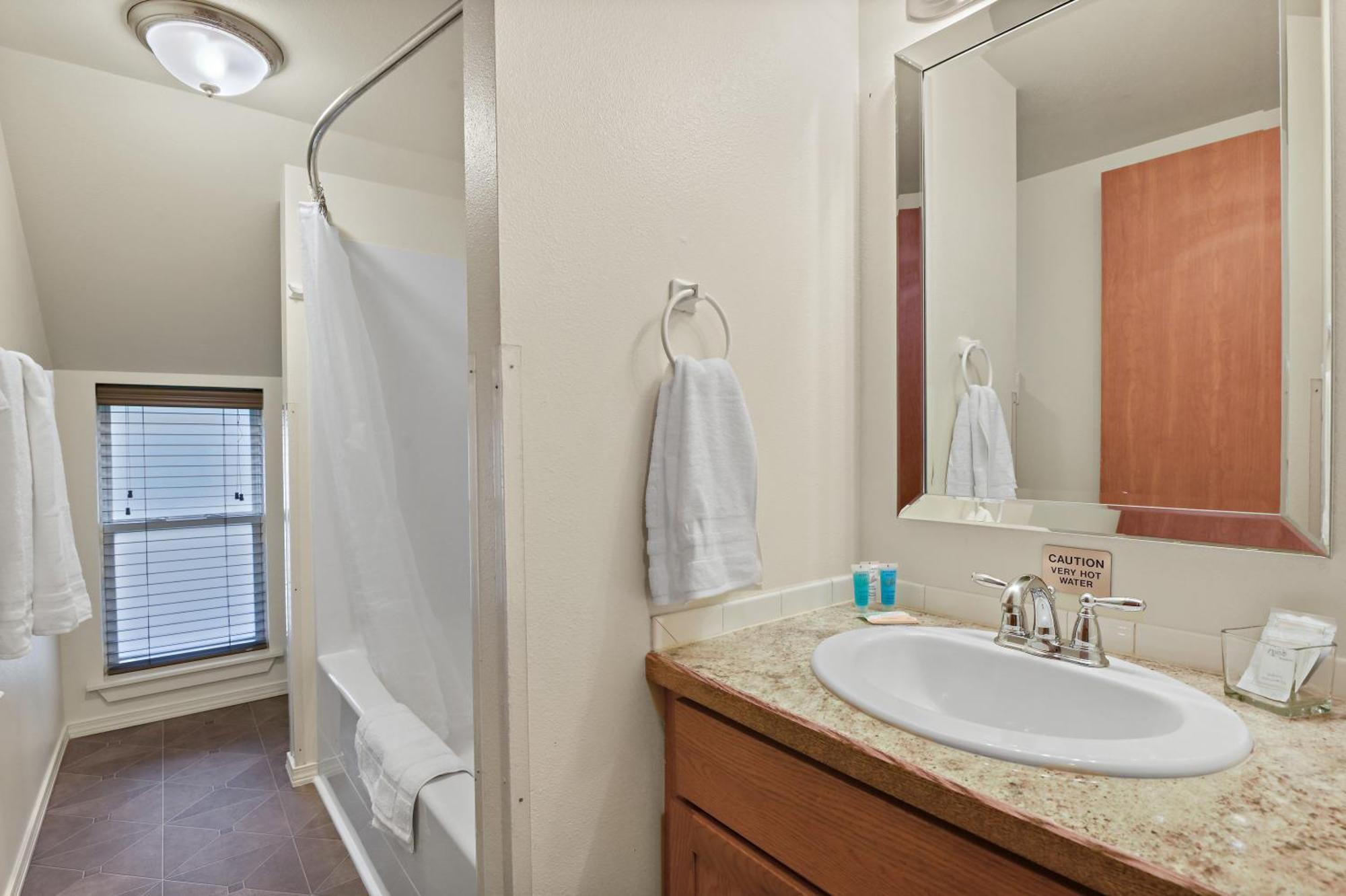 Maple Leaf Manor Suites Spokane Bagian luar foto