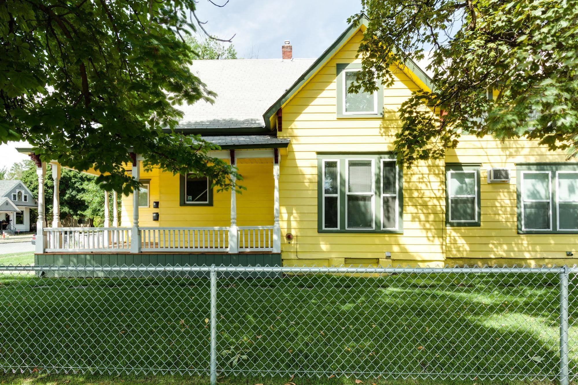 Maple Leaf Manor Suites Spokane Bagian luar foto
