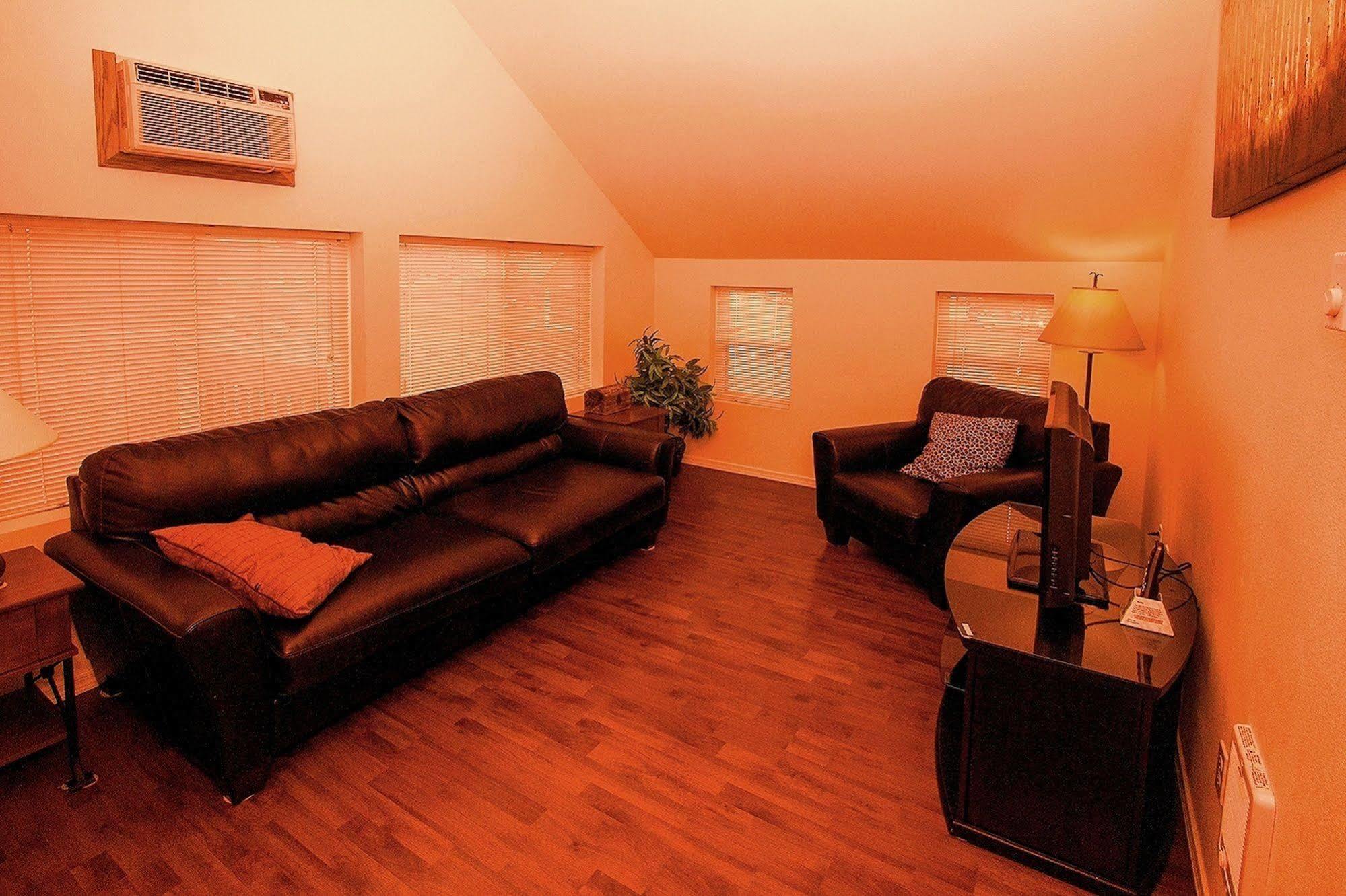Maple Leaf Manor Suites Spokane Bagian luar foto