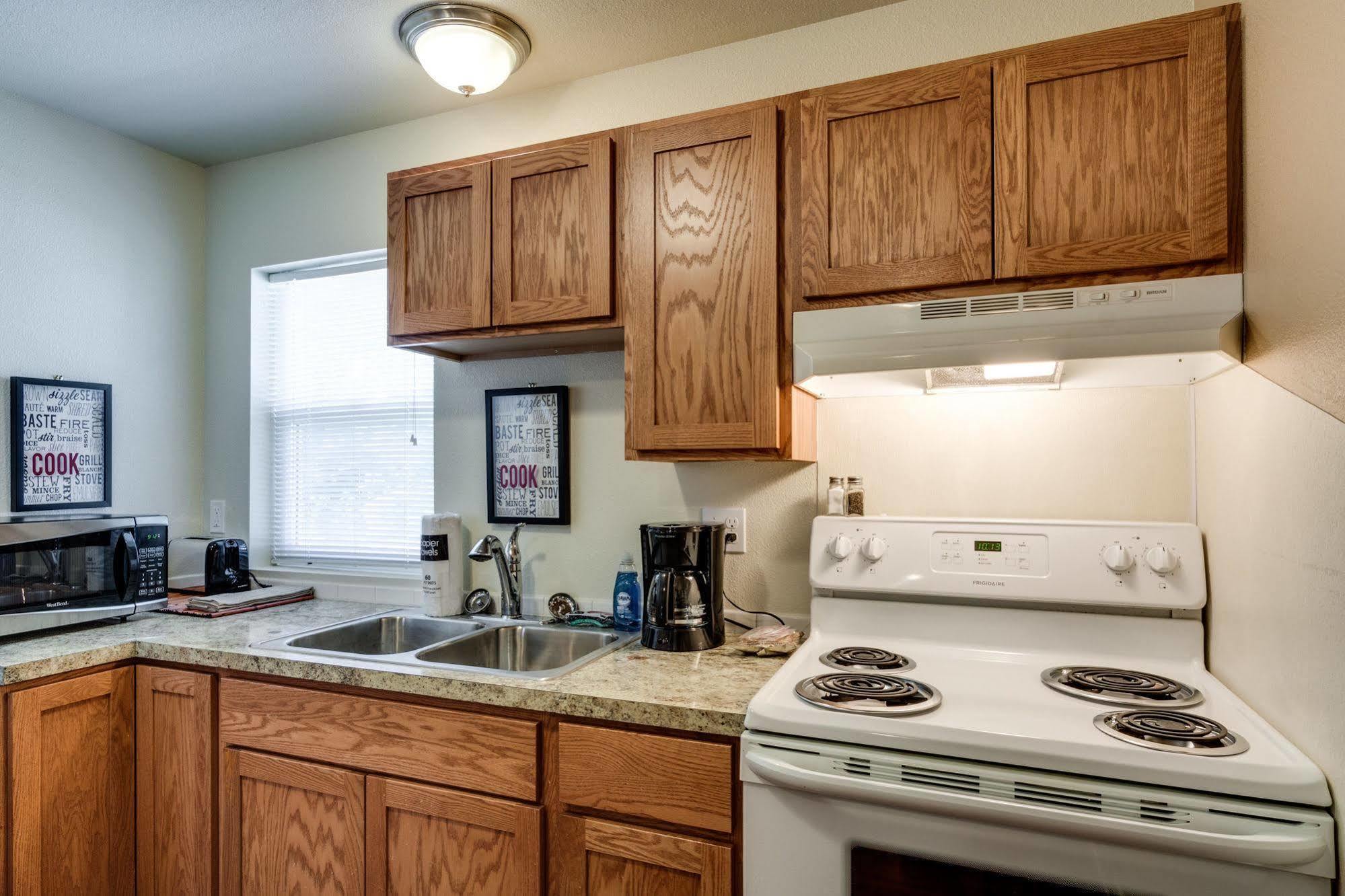 Maple Leaf Manor Suites Spokane Bagian luar foto