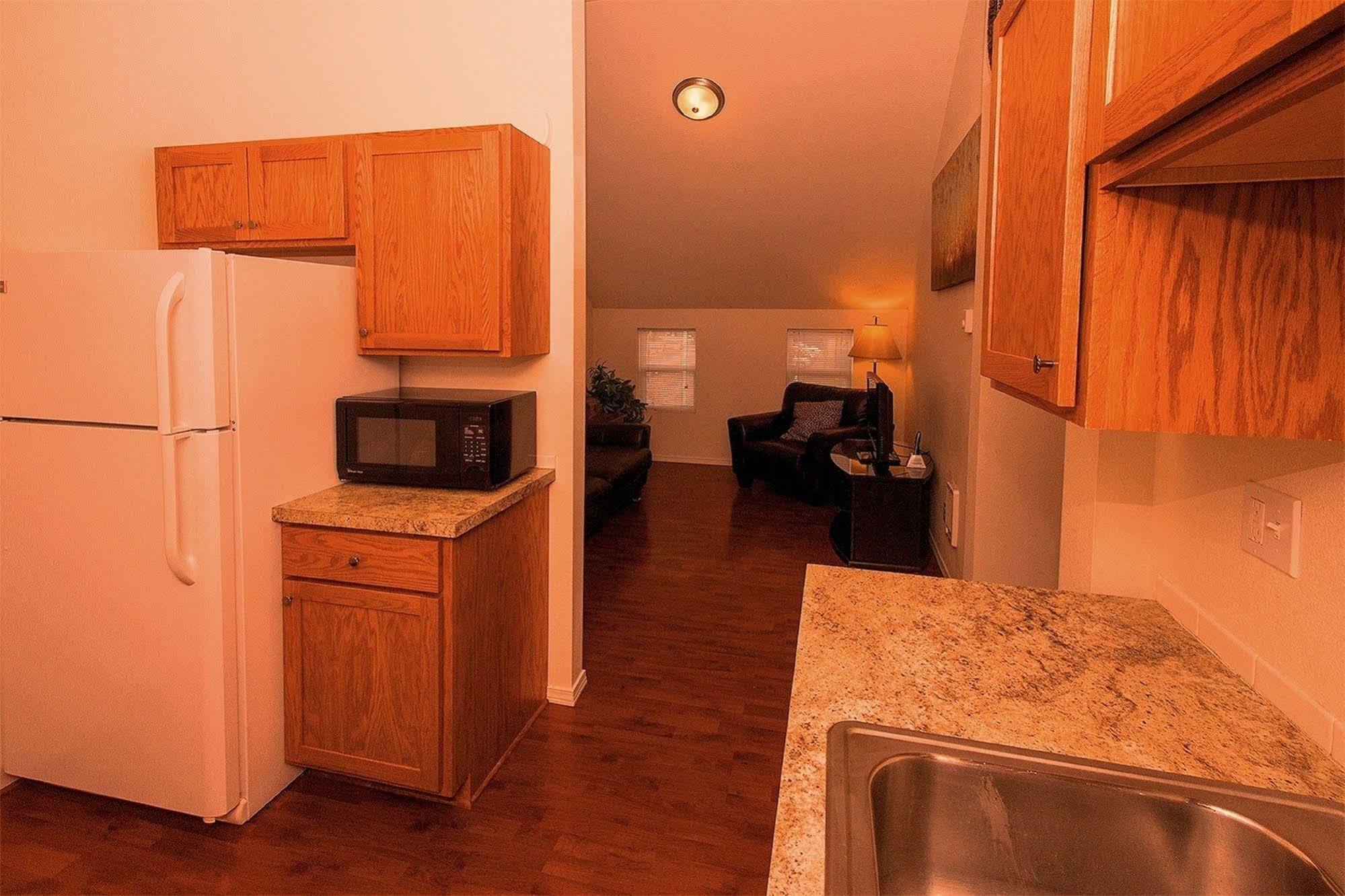 Maple Leaf Manor Suites Spokane Bagian luar foto